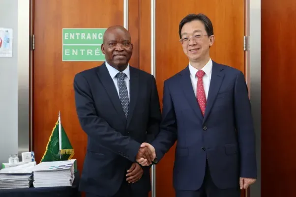 驻非盟使团慰问援非盟总部会议中心技术援助组