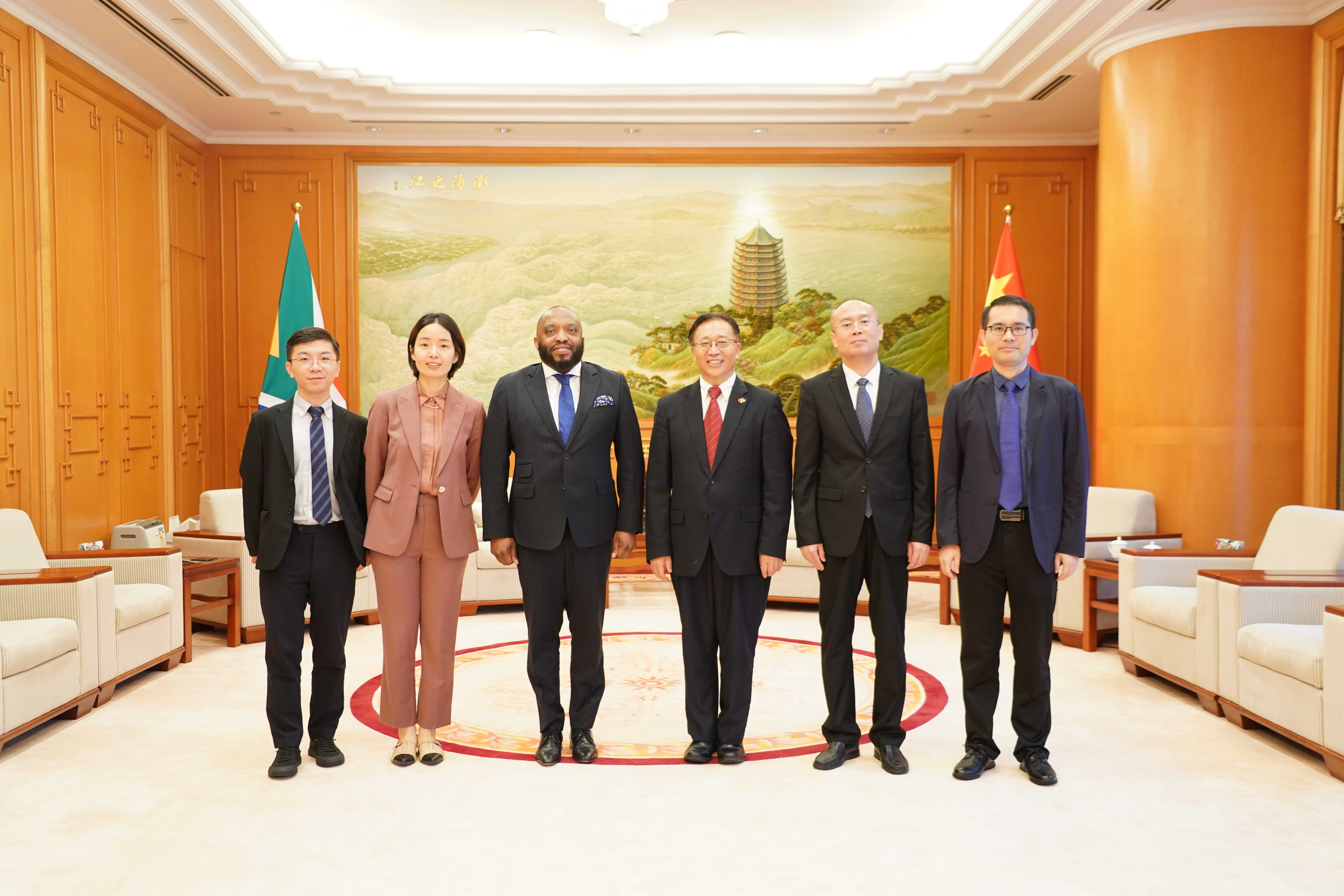 驻非盟使团慰问援非盟总部会议中心技术援助组