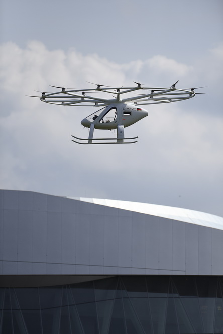 成都主城区“空中出租车”完成首次载人验证飞行