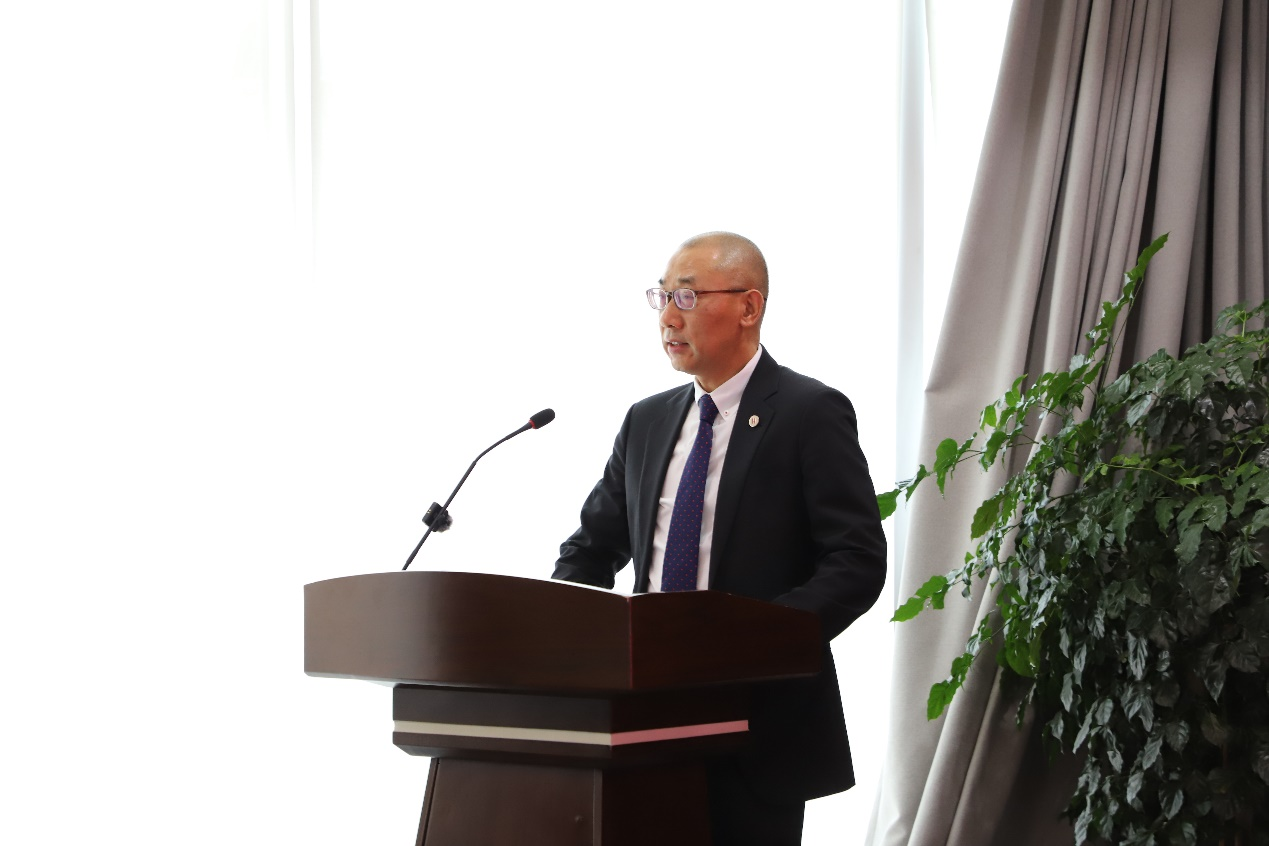 华宝新能获得发明专利授权:“一种光转换玻纤复合板及其制备方法和应用”