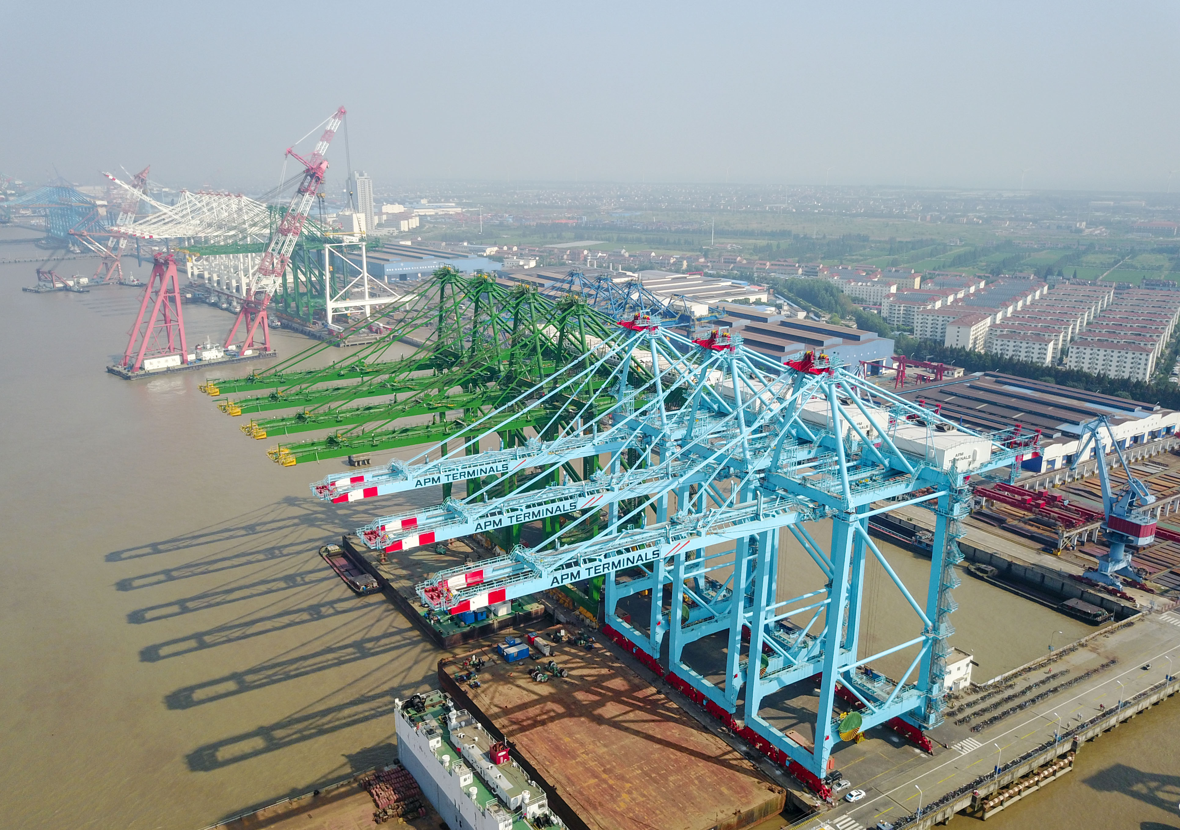 振华重工获得发明专利授权：“一种用于实现双小车岸桥的中转平台竞争机制的方法”