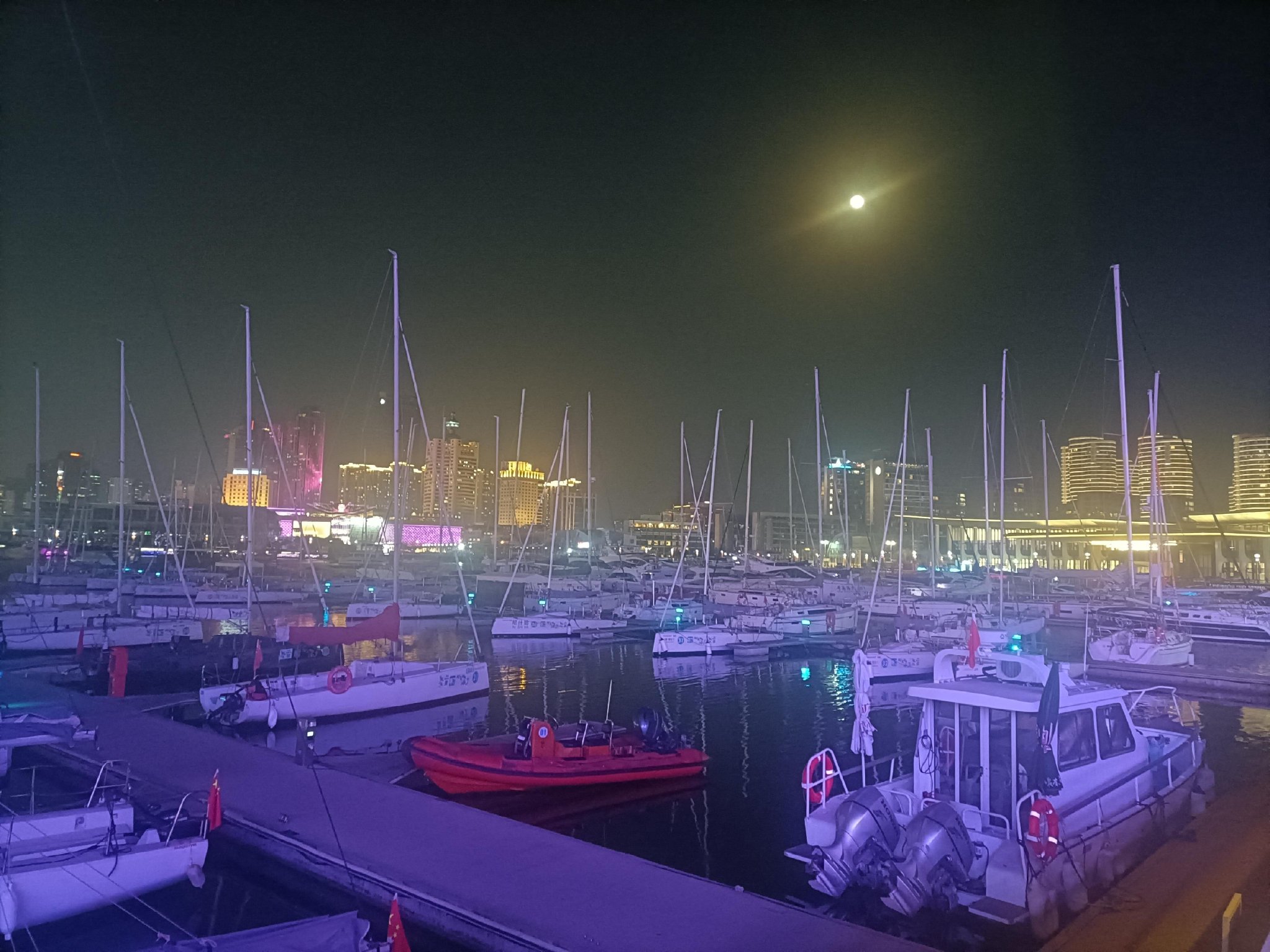 调笑令・青岛月夜海滨