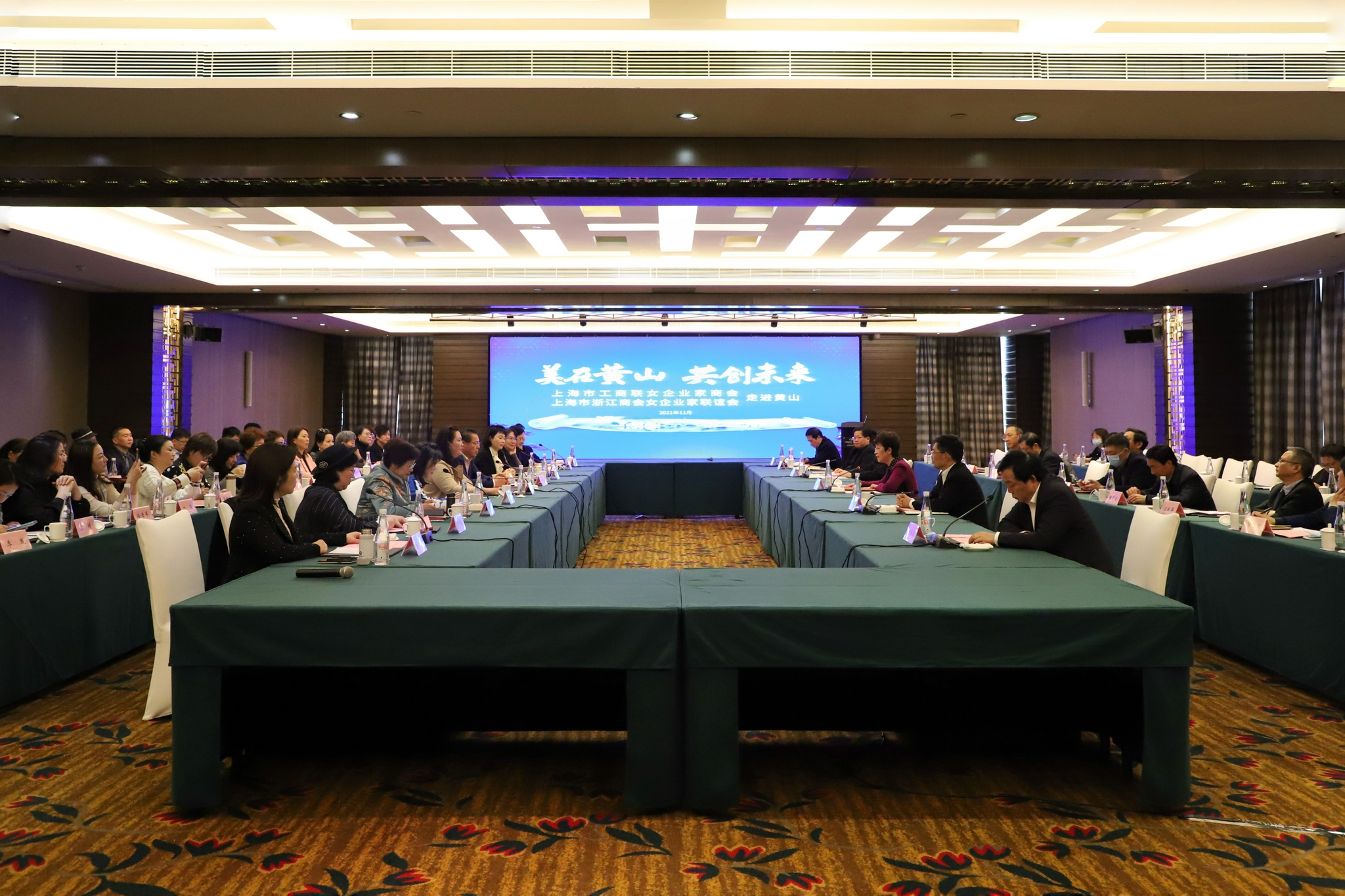 上海振华重工集团与国际集装箱码头服务公司ICTSI集团举行工作会谈