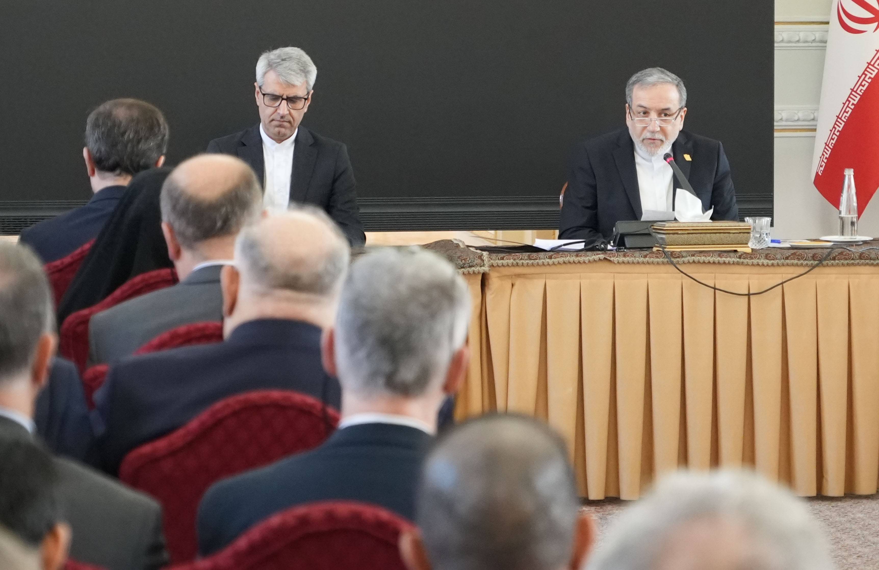 伊朗外长：霍尔木兹海峡仅对敌人关闭；两部门整治珠宝玉石等领域假证书等问题；中国女足晋级世界杯；巴菲特去年总薪酬38.95万美元丨每经早参