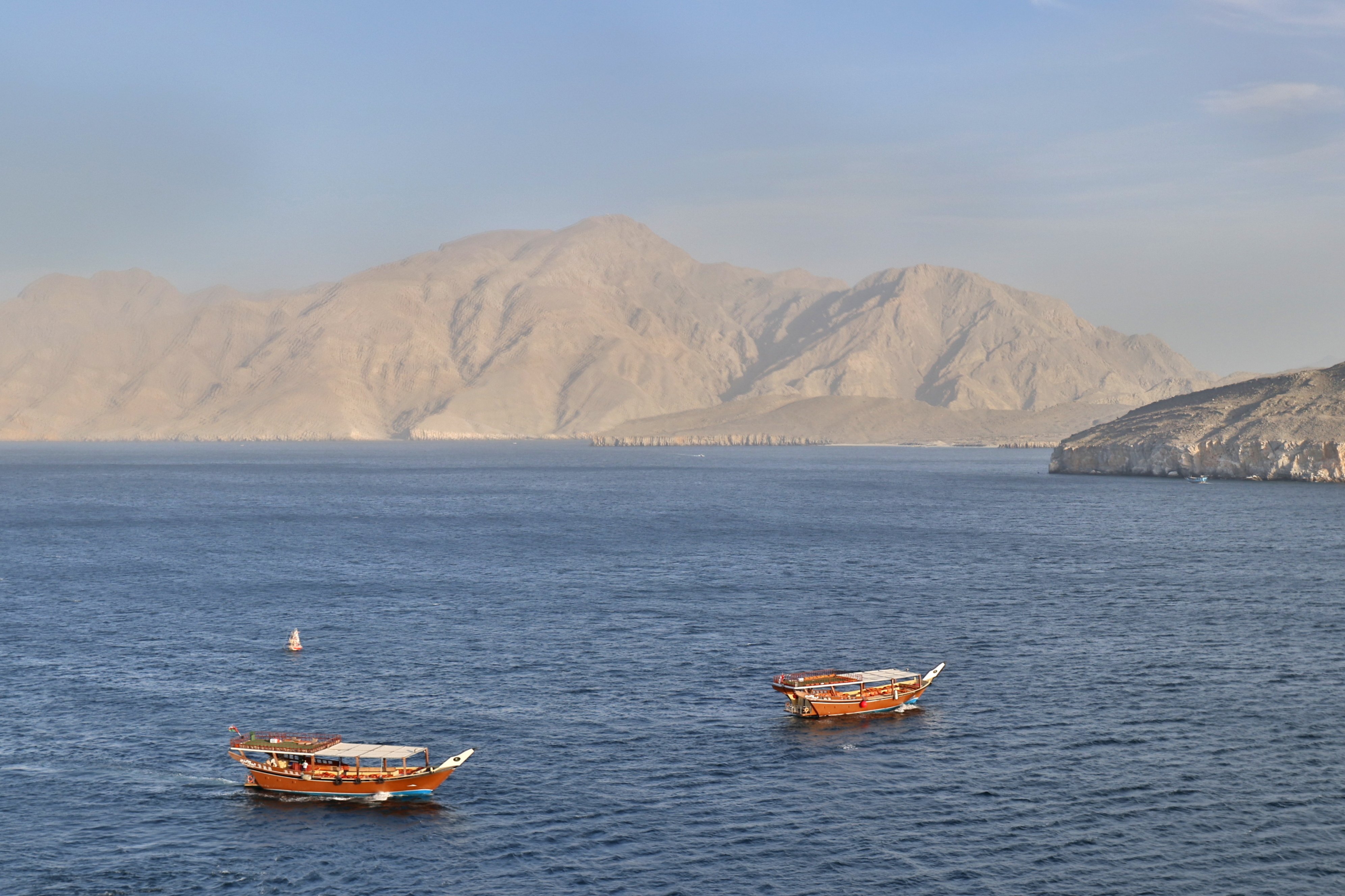 伊朗外长:霍尔木兹海峡仅对敌人关闭;两部门整治珠宝玉石等领域假证书等问题;中国女足晋级世界杯;巴菲特去年总薪酬38.95万美元丨每经早参