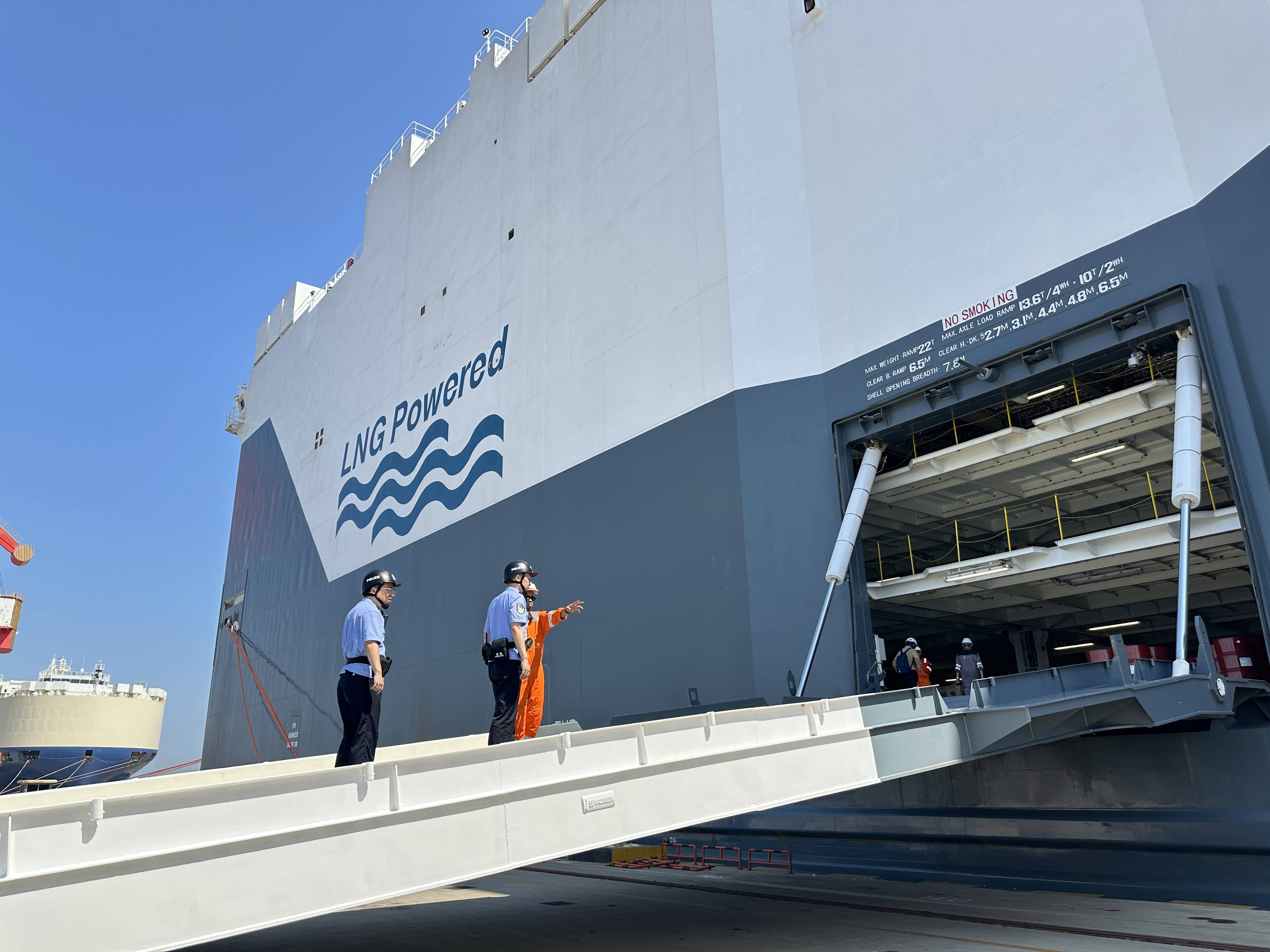 中国内河纯电船舶首次出海