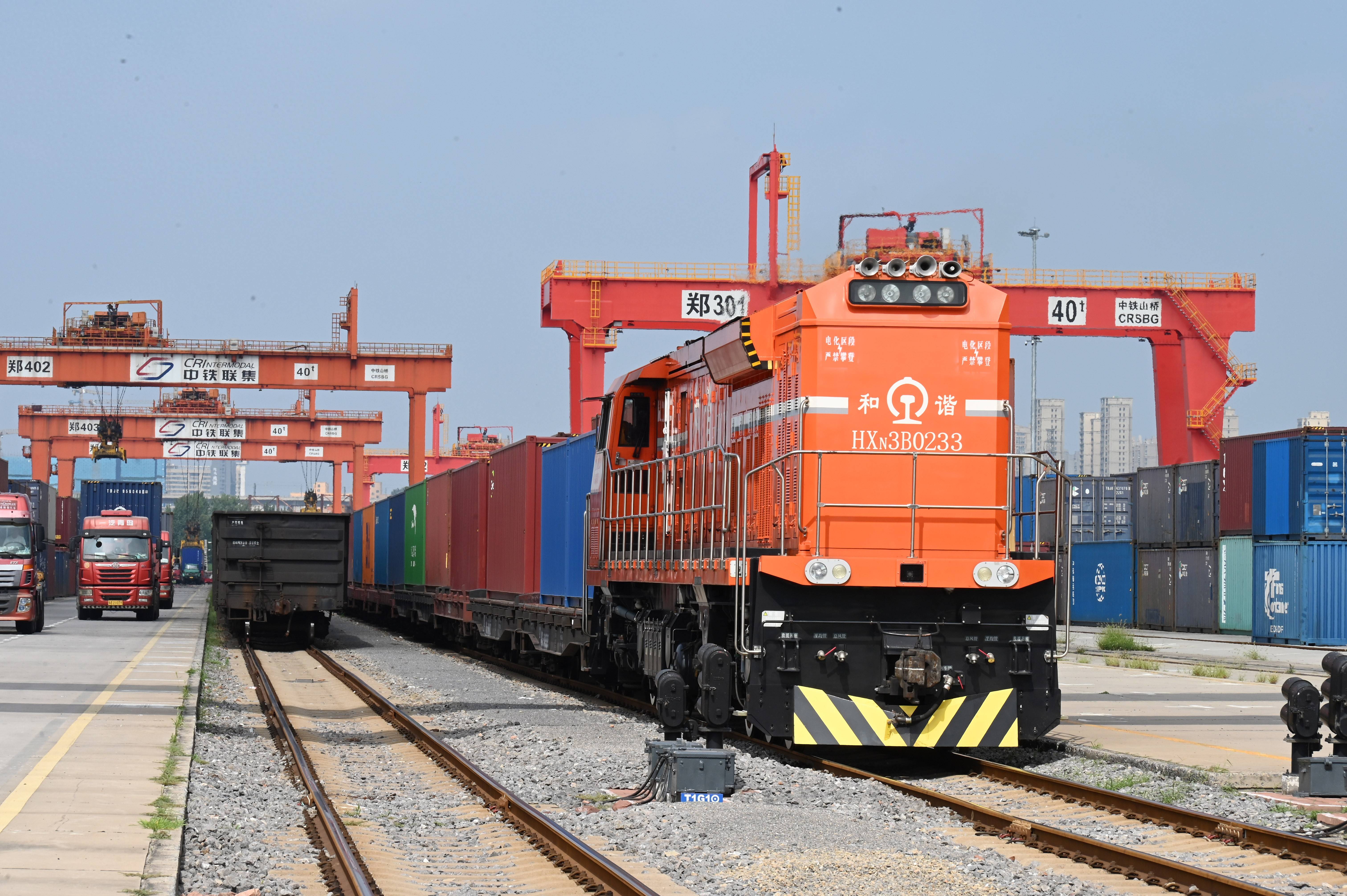 中欧班列“东通道”口岸段最长桥梁复工架设