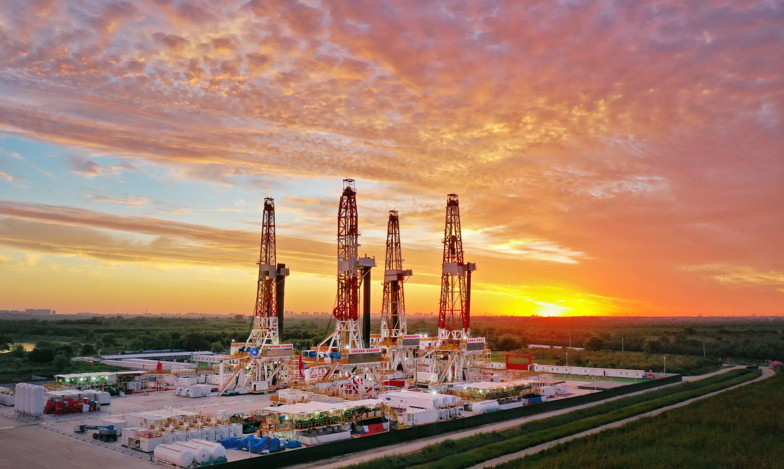 中国海油：2025年归母净利达1221亿元，油气储量产量再创新高